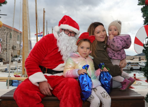 Djed Božićnjak darovao djecu u Općini Tisno