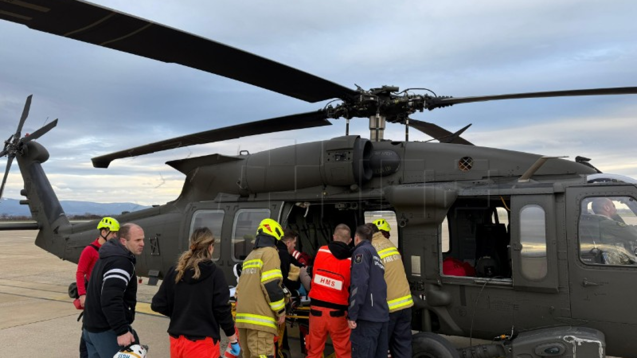 Vojni piloti i HGSS izvukli trudnicu iz snijegom zametene Like