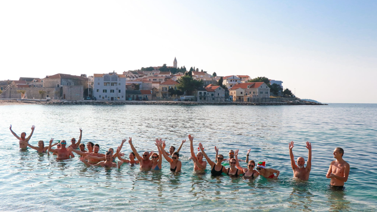 Hrabri primoštenski kupači nastavili tradiciju novogodišnje banjade