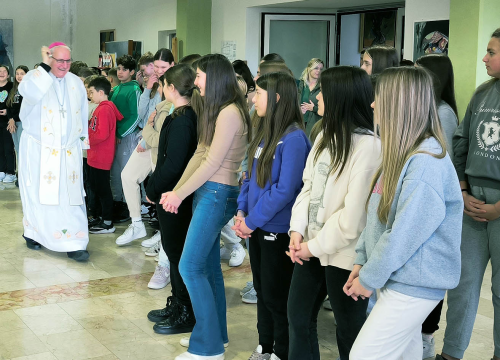 Biskup u Katoličkoj školi blagoslovio učenike, kuhinju i osoblje