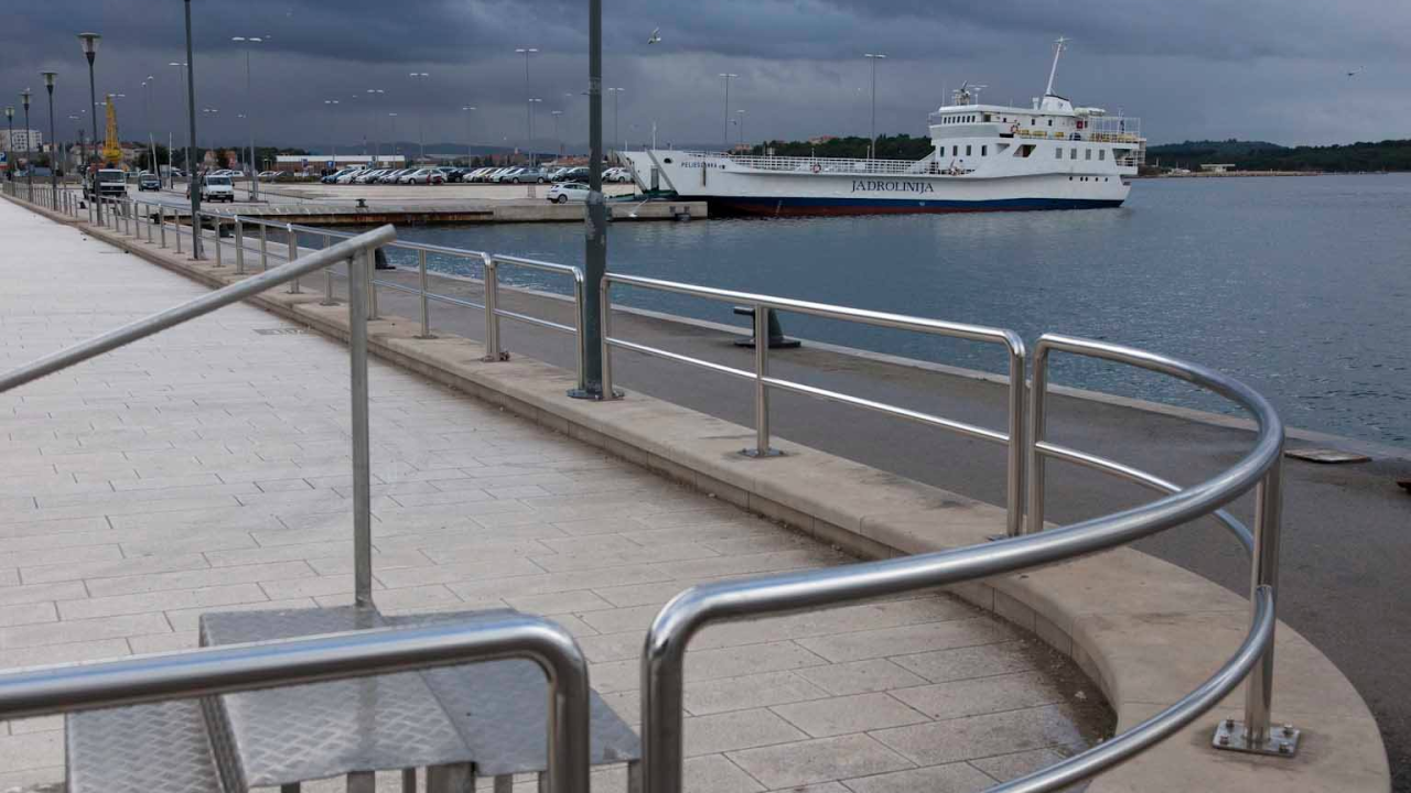 Nepovoljni vremenski uvjeti napravili probleme u pomorskom prometu na šibenskom području