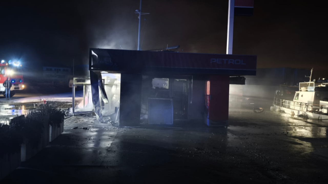 Noćas je izgorila benzinska pumpa u marini u Tribunju