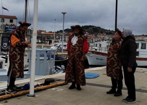 'Bake' preuzele vlast u Murteru: Podizanjem zastave označile početak najluđeg mjeseca