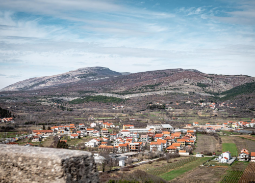 Grad Drniš provodi anketu o potrebama mladih za stambeno zbrinjavanje na području grada