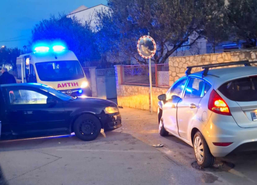 Sudarila se dva automobila u Ražinama