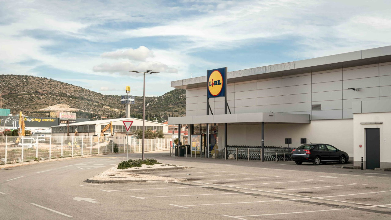 Parkirališta trgovačkih centara u Šibeniku zjape prazna, no onaj ispred Kauflanda mogao bi vas zavarati