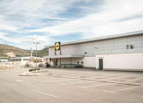 Parkirališta trgovačkih centara u Šibeniku zjape prazna, no onaj ispred Kauflanda mogao bi vas zavarati