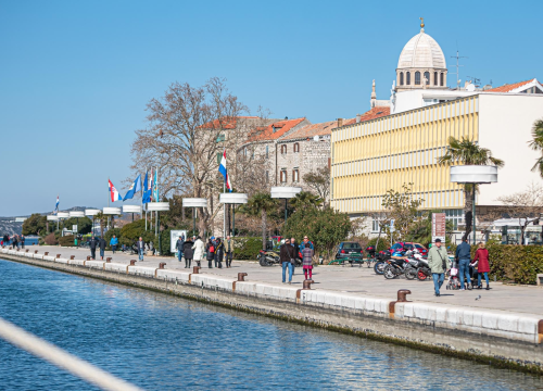 Pretežno sunčano uz slabu buru, temperature do 19 stupnjeva