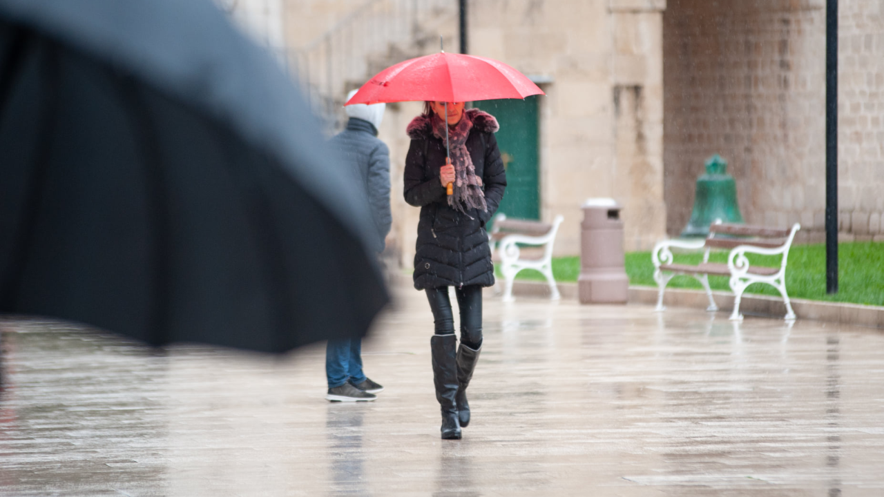 Oblačno, kišno i hladnije