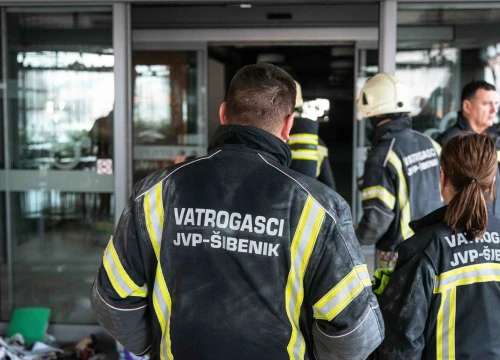 Vatrogasci otvarali zaglavljeni lift na Baldekinu i gasili požar na Šubićevcu