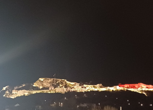 Kninska tvrđava osvijetljena crvenom bojom za djecu s urođenim srčanim manama