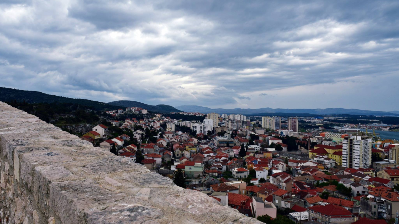 Promjenjivo oblačno vrijeme s povremenom kišom