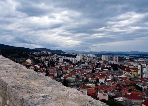 Promjenjivo oblačno vrijeme s povremenom kišom