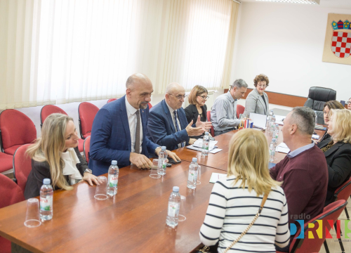 Župan Jelić i gradonačelnik Drniša uručili 13 ključeva stanarima višestambene zgrade