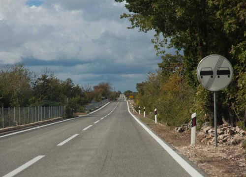 Mokri i skliski kolnici, magla smanjuje vidljivost