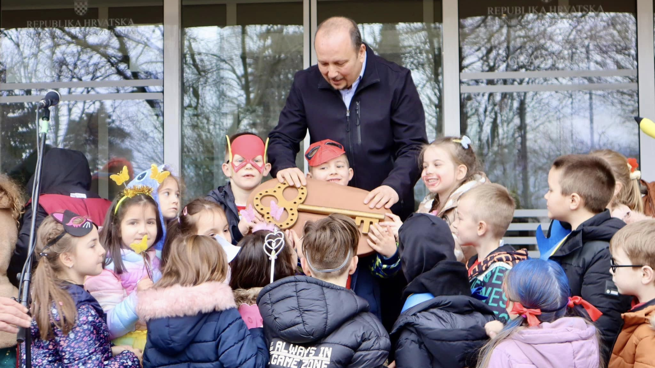 Kninske maškare preuzele ključeve grada i označile početak bogatog karnevalskog progama