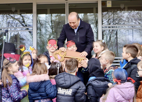 Kninske maškare preuzele ključeve grada i označile početak bogatog karnevalskog progama