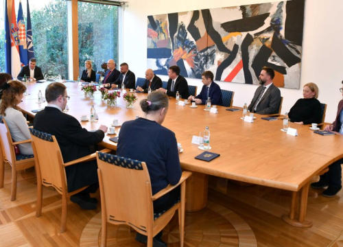 Fotografija 4 - Predsjednik Milanović primio autore Zbornika Kralj Zvonimir