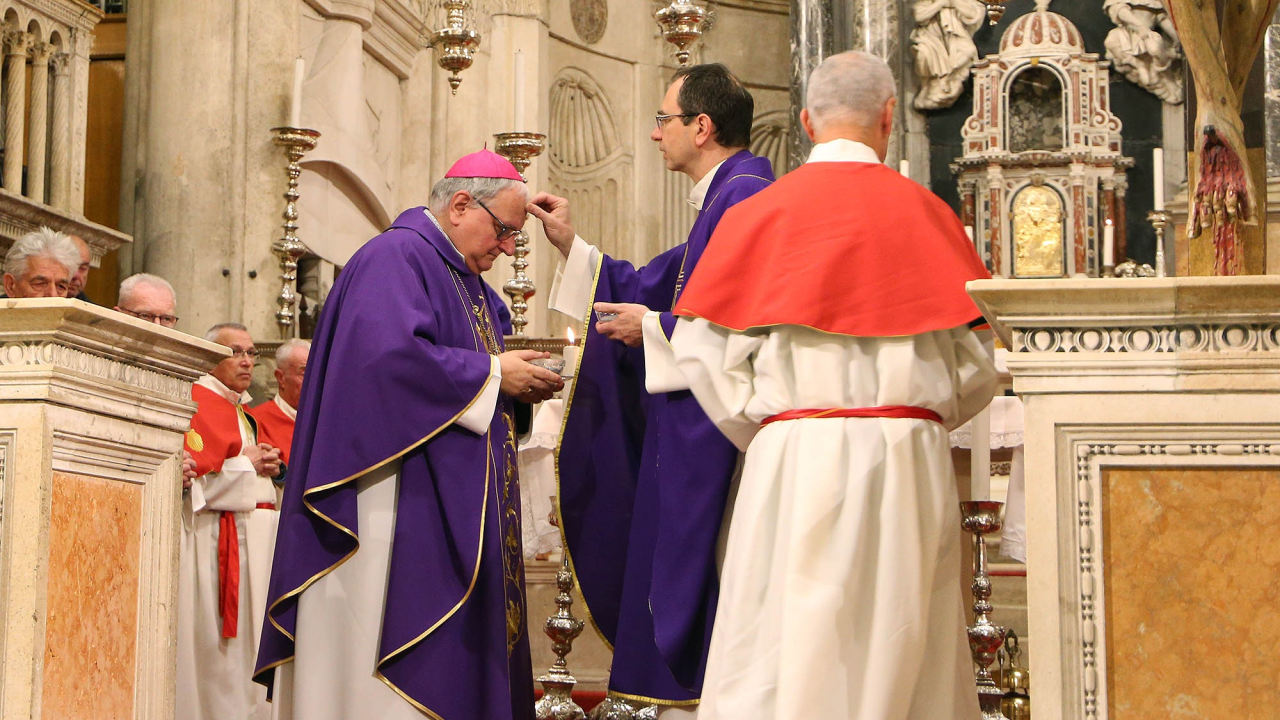 'Hod prema Uskrsu': U šibenskoj katedrali održano misno slavlje s obredom pepeljenja