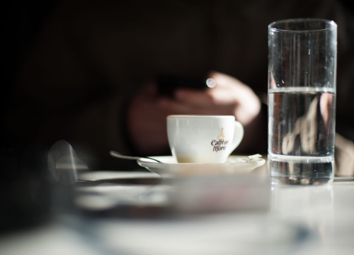 Znate li zašto u kafiću dobijete čašu vode uz kavu? Izvorno nije bila za piće