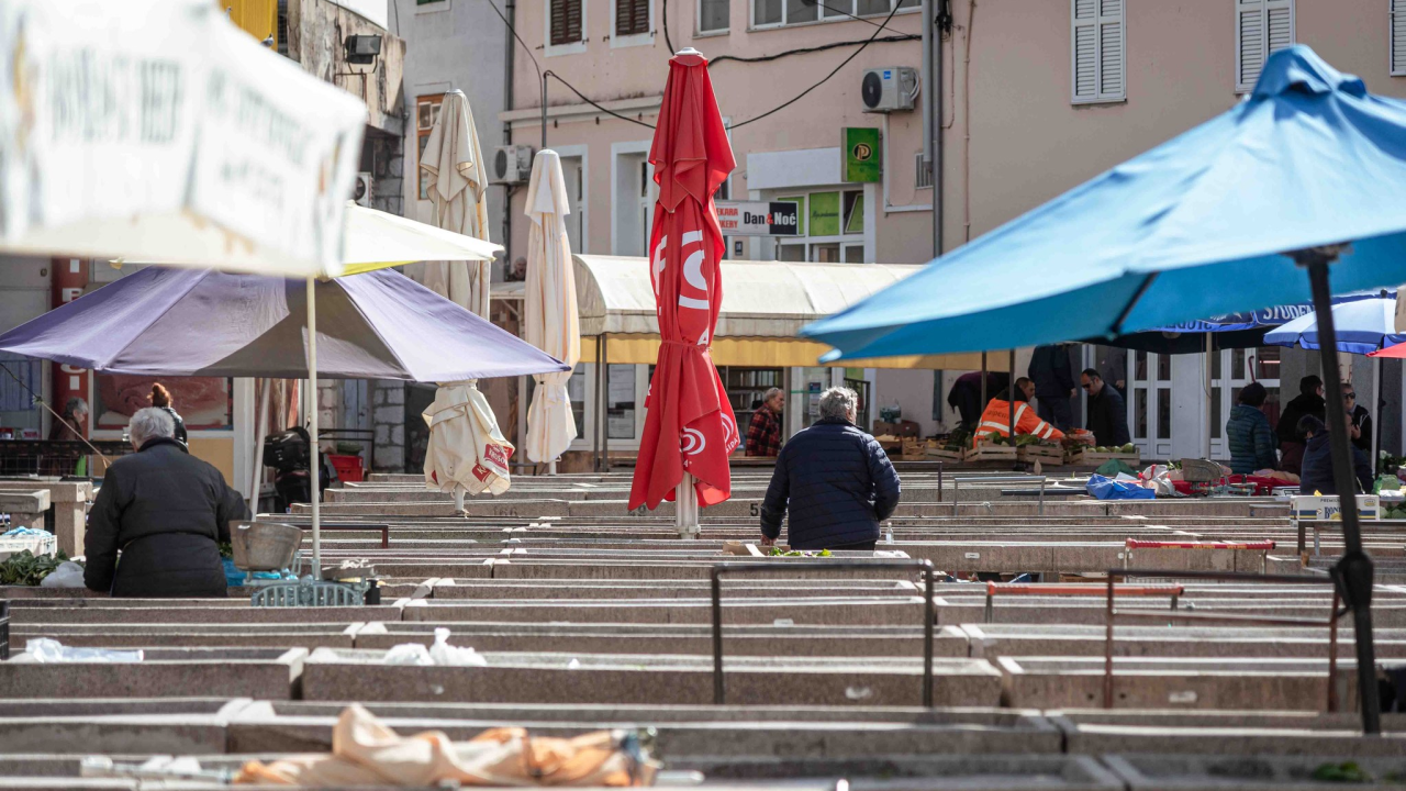 Na šibenskoj pijaci šparoge od 7 eura ne privlače kupce: 'Sve će ovo nestati, svi idu u centre'