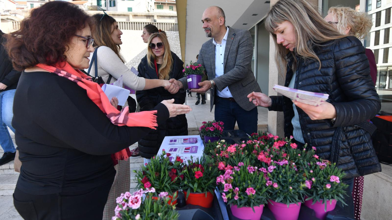 Lijepa gesta ispred zgrade Županije: Cvijeće u teglicama i akcija za rodnu ravnopravnost