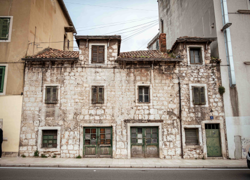 Opasnost za građane: Urušava se krov kuće kraj Konzuma nasuprot Starog pazara