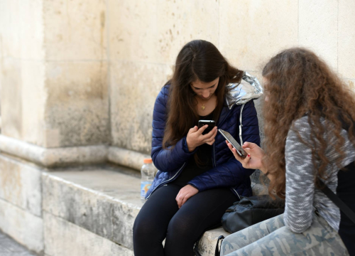 Nova pravila uskoro u školama: Odzvonilo mobitelima, ograničenja i roditeljima