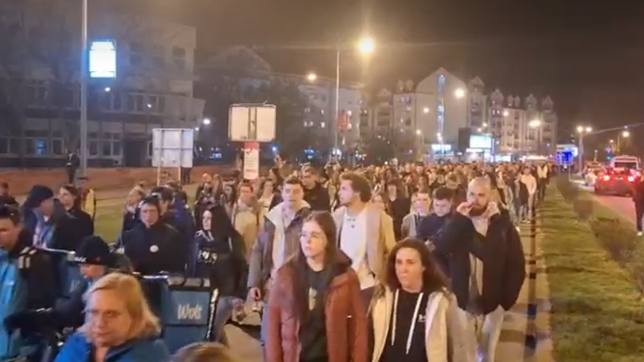 Šetnja u tišini: Građani Novog Sada odali počast 16. žrtvi pada nadstrešnice