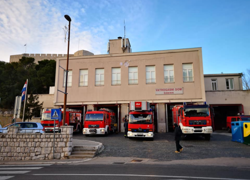 Šibenski vatrogasci riješili požar u zgradi na Bualama