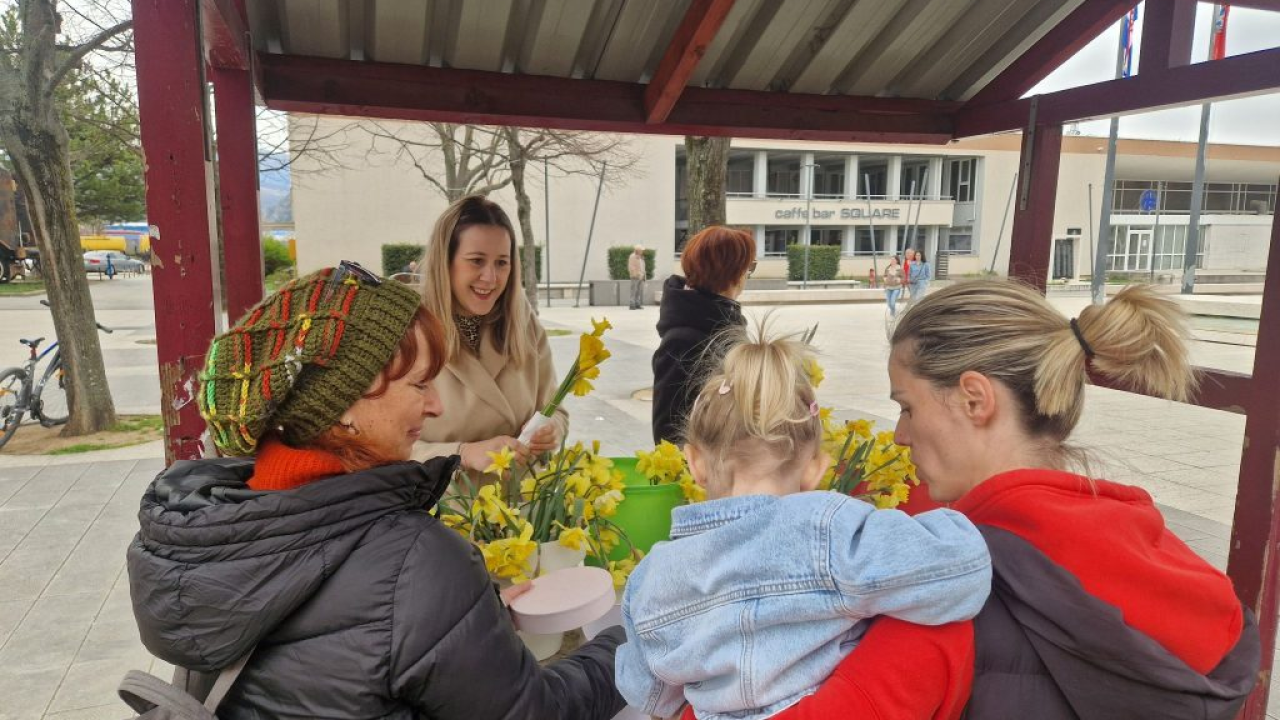 Uz podjelu letaka i narcisa Kninjanke podizale svijest o prevenciji raka dojke