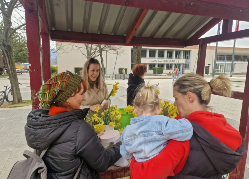Uz podjelu letaka i narcisa Kninjanke podizale svijest o prevenciji raka dojke