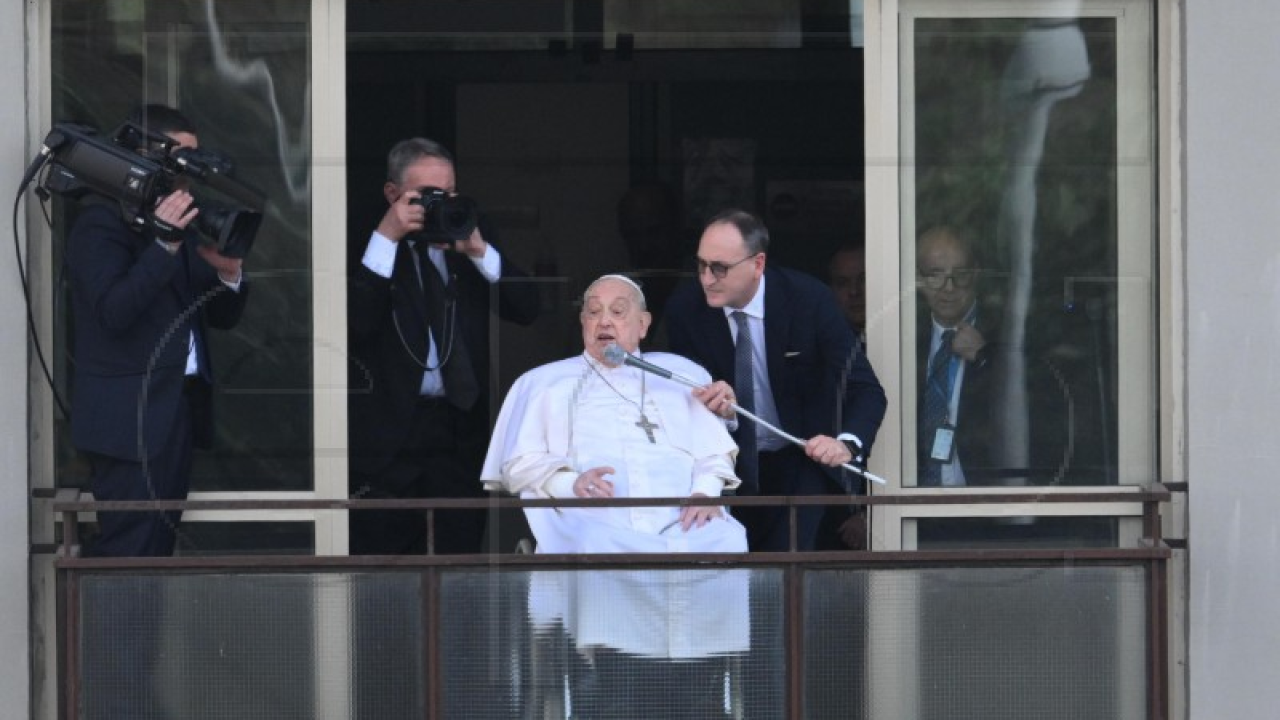 Papa Franjo pušten iz bolnice, kad stigne u Vatikan čeka ga dug oporavak