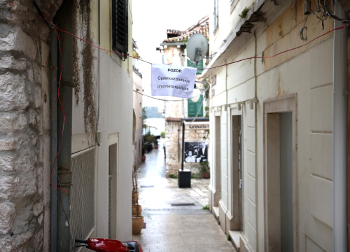 Na Dobriću osvanuo natpis koji poziva prolaznike na oprez