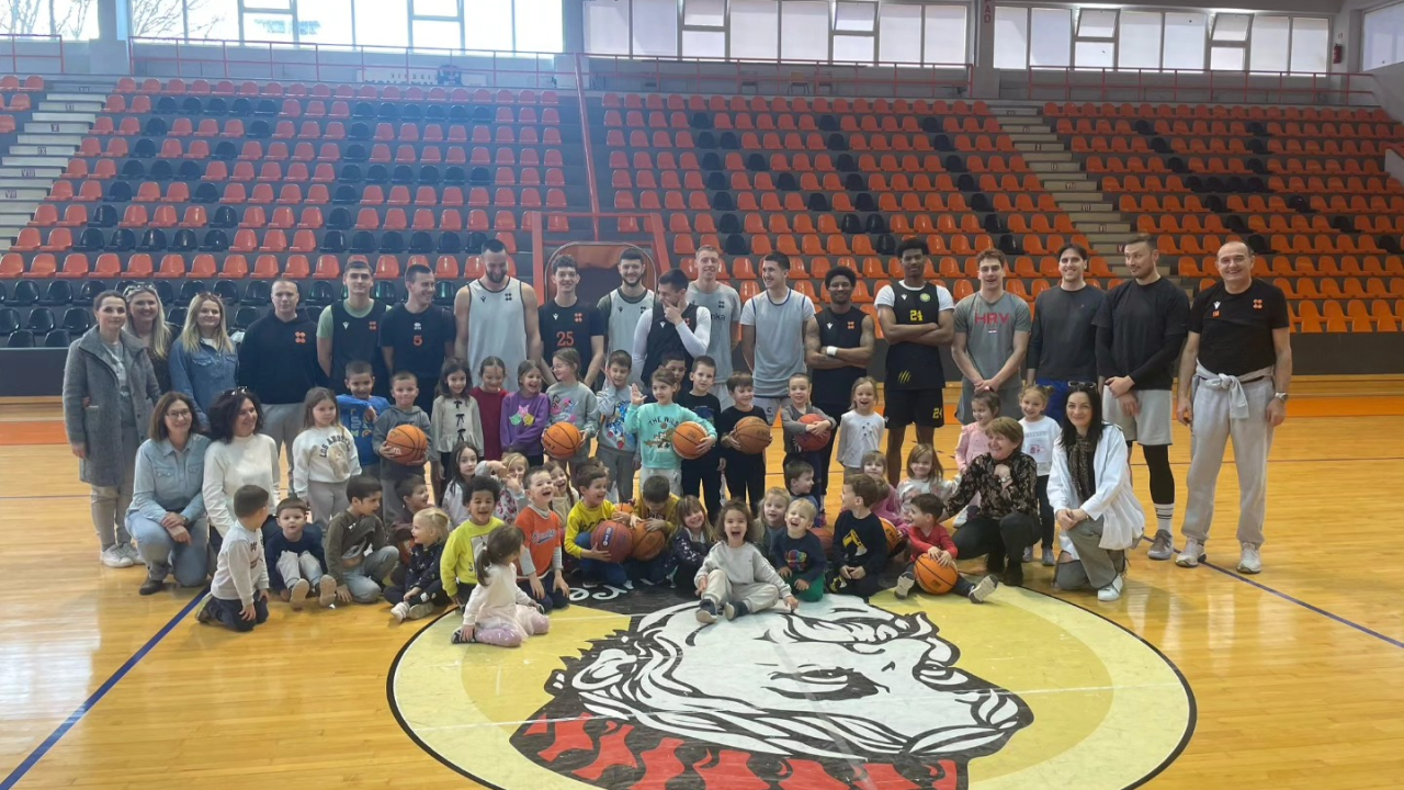 Mališani iz DV Pčelica posjetili igrače Šibenke u dvorani: 'Naši najmlađi i najvjerniji navijači'
