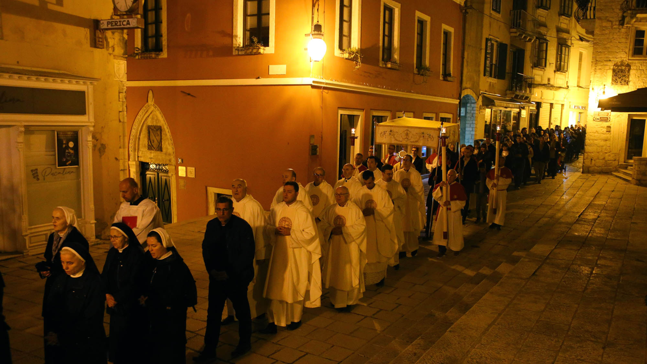 Misom u katedrali i procesijom do crkve Svetog Duha započelo trajno euharistijsko klanjanje u Šibeniku