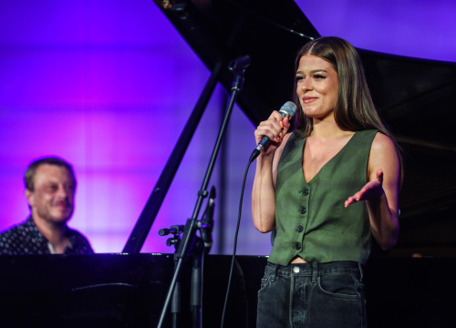 Lu Dedić zapjevala u čast legendarnog djeda Arsena