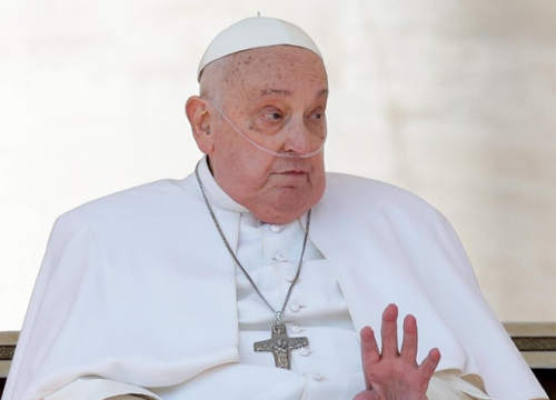 Papa se prvi put pojavio u javnosti nakon izlaska iz bolnice