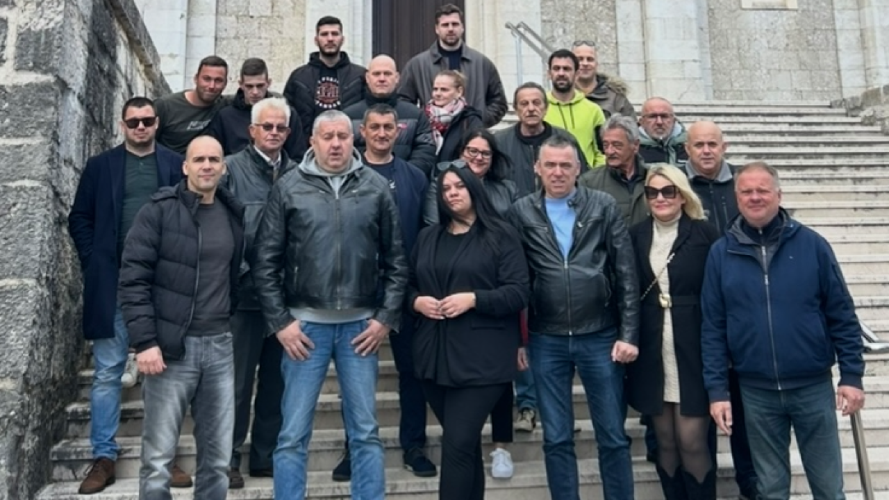 Stipe Mlinarić Ćipe obišao i podržao lokalni ogranak DP-a, stranci se u Drnišu priključilo deseci mladih