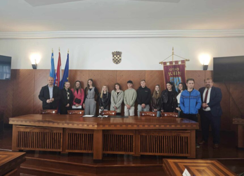 Poticaj za trud, učenje i izvrsnost: Grad Knin dodijelio stipendije za 20 učenika i studenata