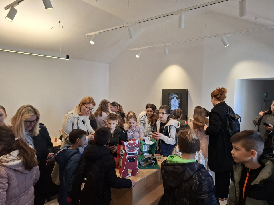 Na Zlarinu otvorena izložba dječjih radova 'Mačke'