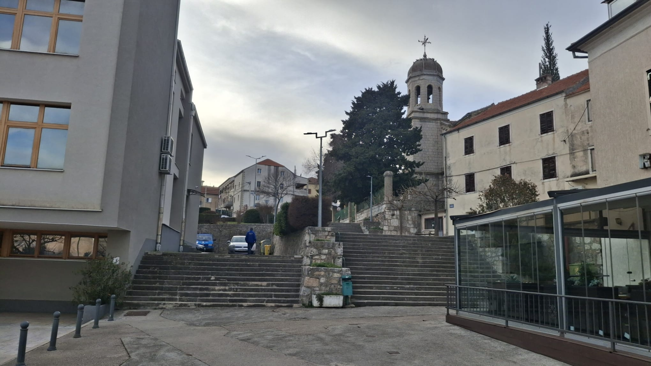 Drnišani predlažu ali i biraju kojoj inicijativi dati podršku: Igralište, pametne klupa i defibrilator, kino na otvorenom...