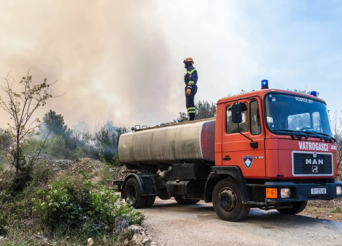 Gorjela trava, raslinje i masline: Vatrogasci gasili požare kod Skradina, Danila i Sitnog Donjeg