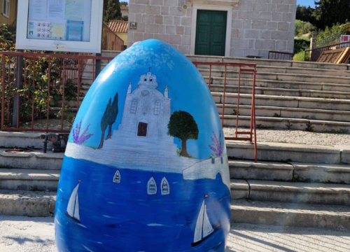 Uskršnja jaja s prepoznatljivim tribunjskim motivima krase centar mjesta