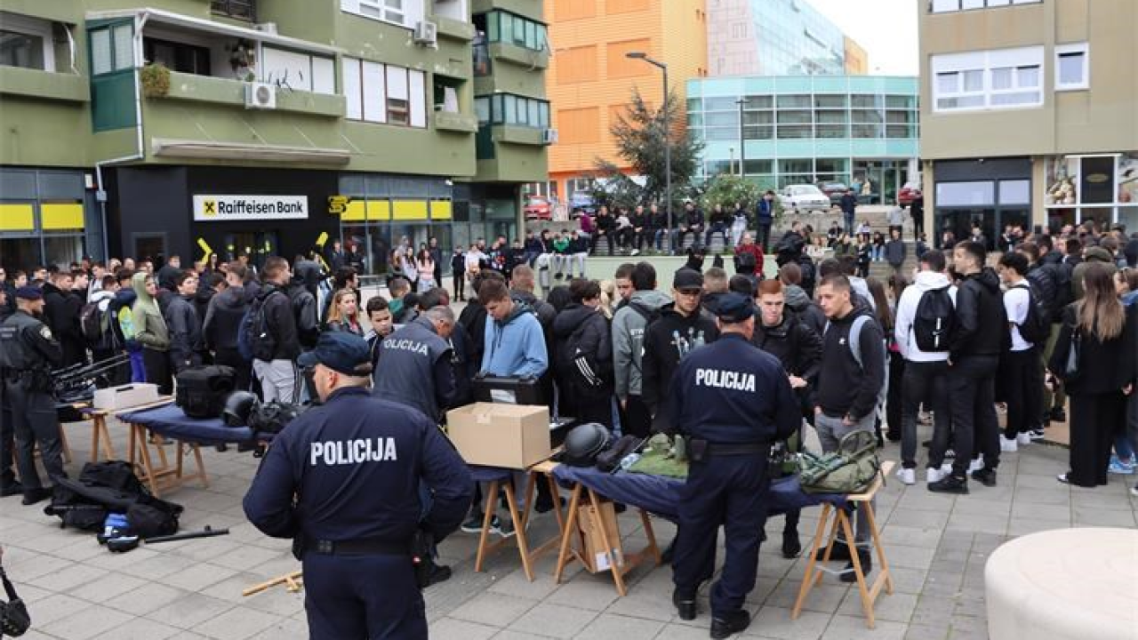Od pirotehnike i Tigra do lova na pljačkaše banaka: Policajci danas u Šibeniku pokazali svoju 'moć'
