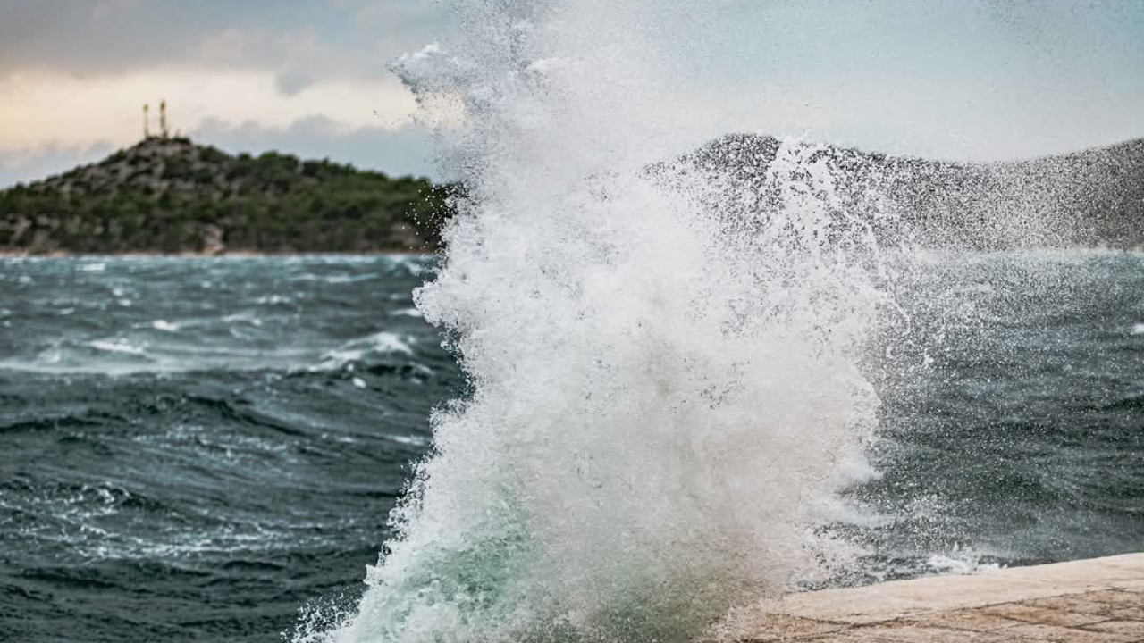 Prekinute pruge prema šibenskim otocima: Očekuju se valovi do šest metara
