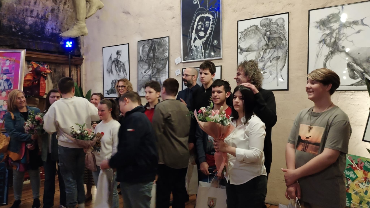 Zvonimir Vila i njegovi 'Vilenjaci' napunili Azimut: Otvorena izložba radova djece iz Centra 'Šubićevac'