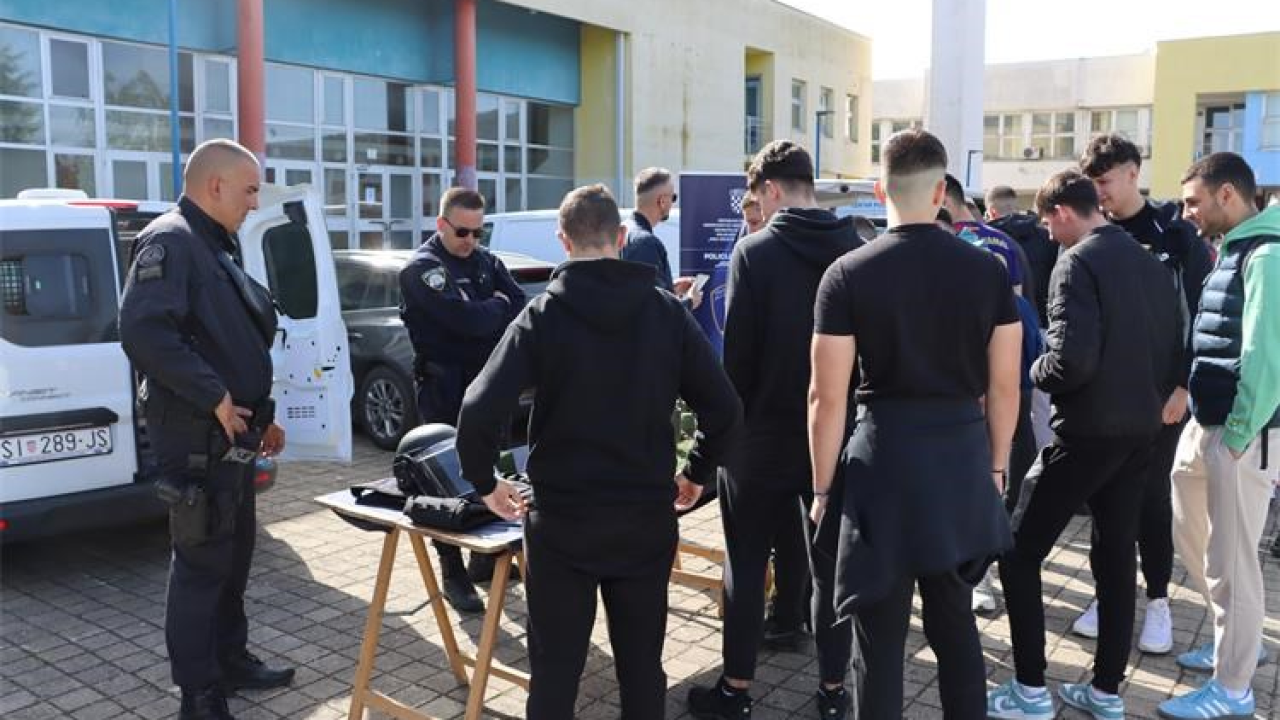 Održana kampanja 'Budi zakon': Policajci predstavili svoje zanimanje učenicima i građanima