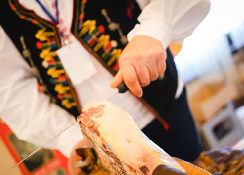 Pakovo selo dobit će 'Kuću drniškog pršuta': Županija i Grad Drniš potpisali ugovor o suradnji