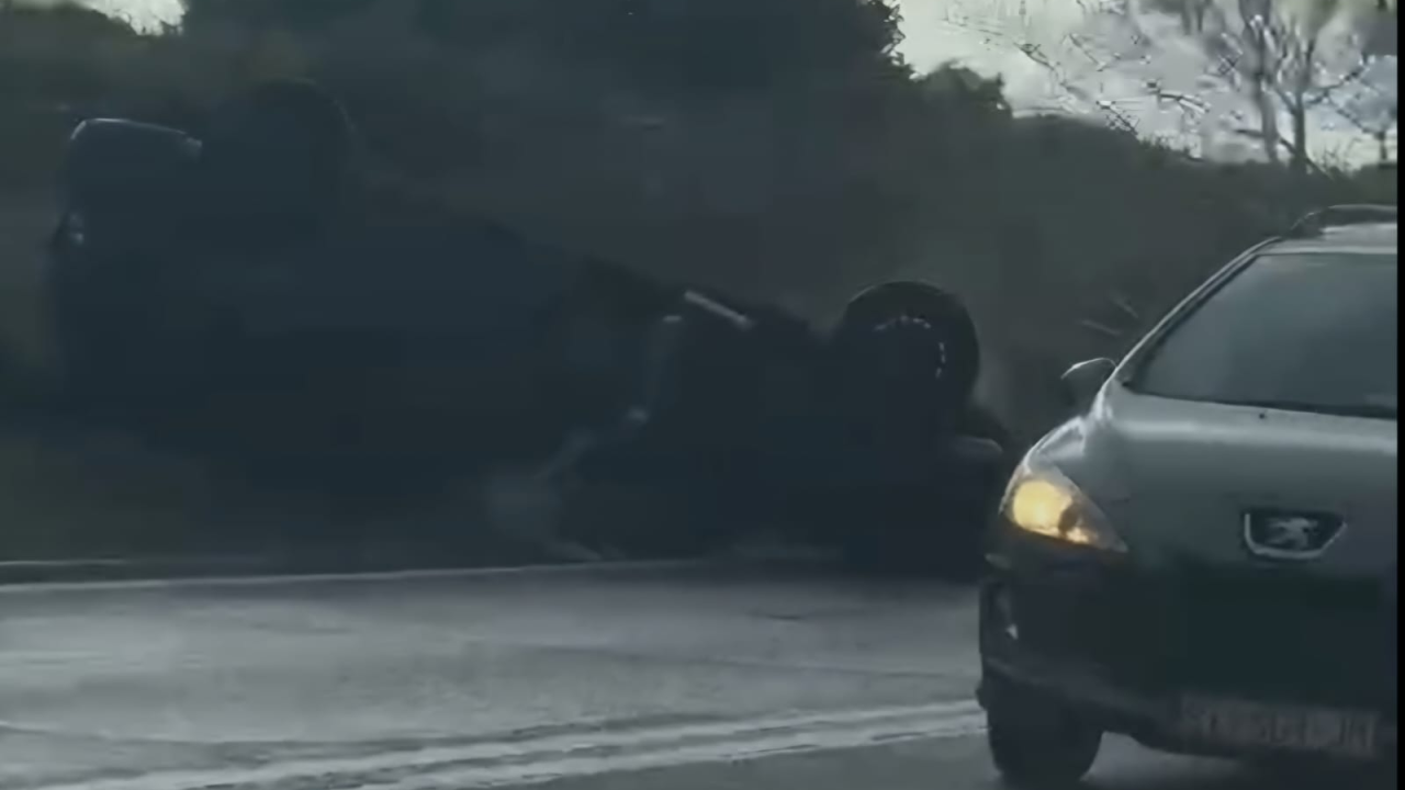 Lakše ozlijeđena vozačica (43) koja je jučer popodne okrenula auto na krov na D8 u Šibeniku